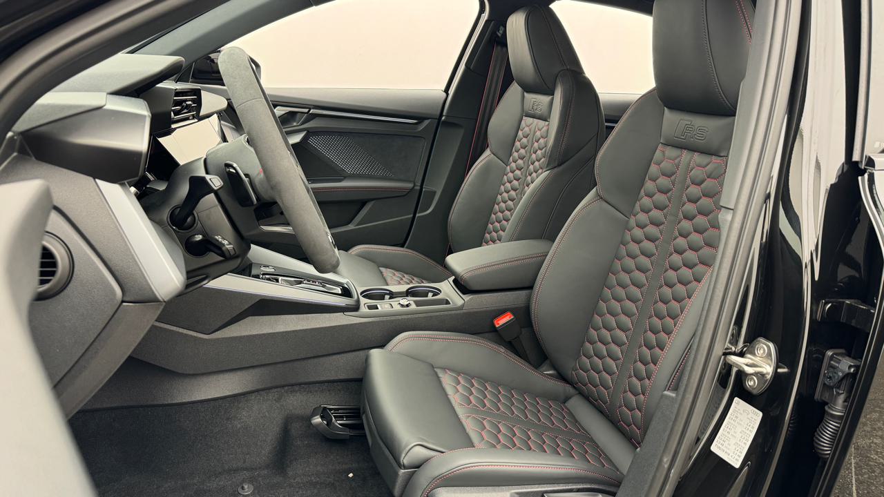 Audi<br>RS3 Limousine 2.5 TSI quattro S-tronic