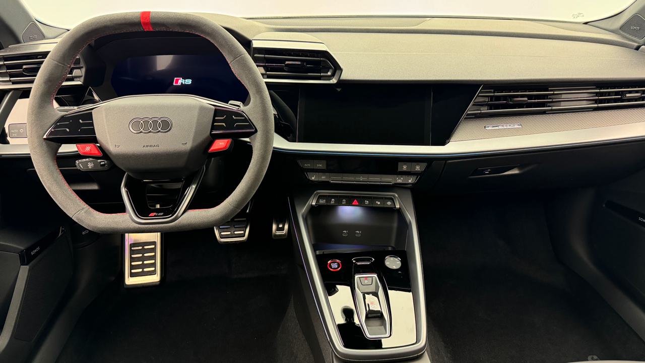 Audi<br>RS3 Limousine 2.5 TSI quattro S-tronic