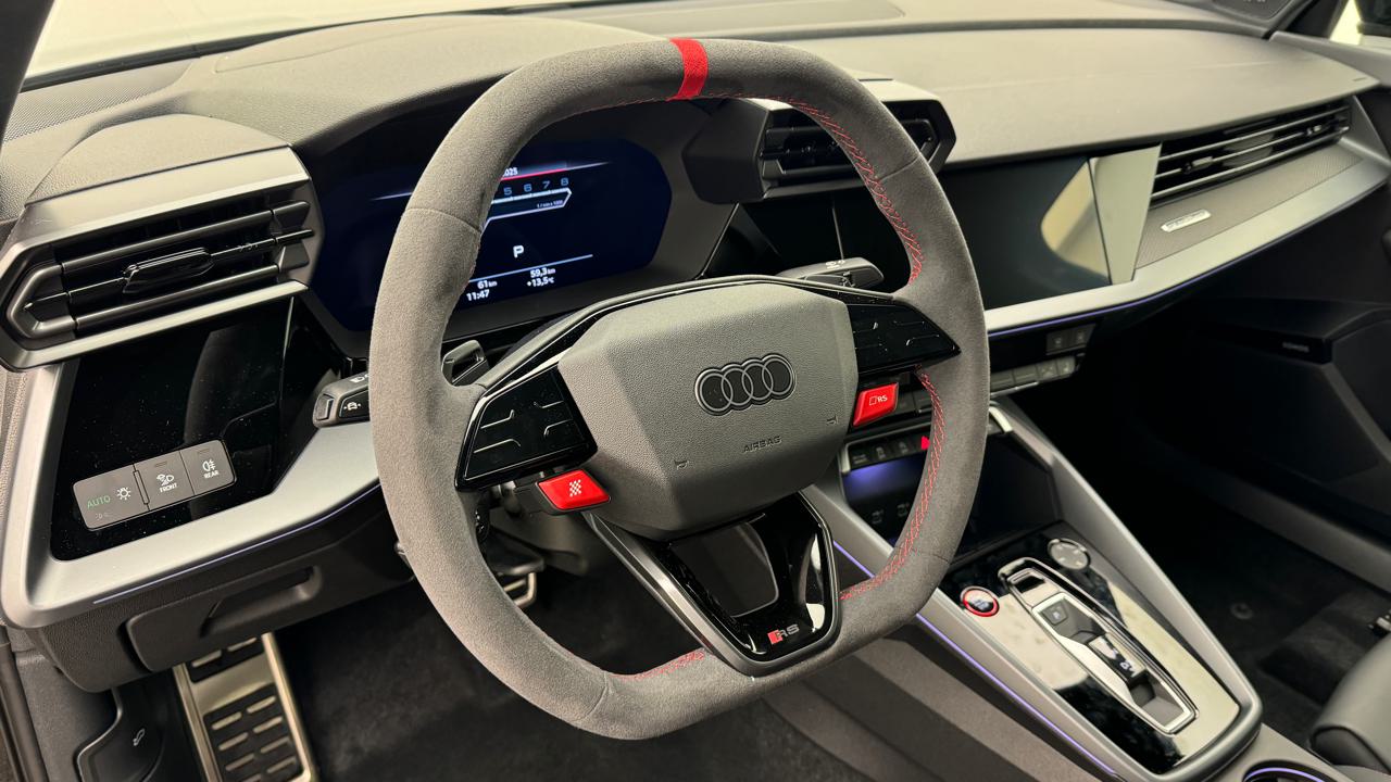 Audi<br>RS3 Limousine 2.5 TSI quattro S-tronic