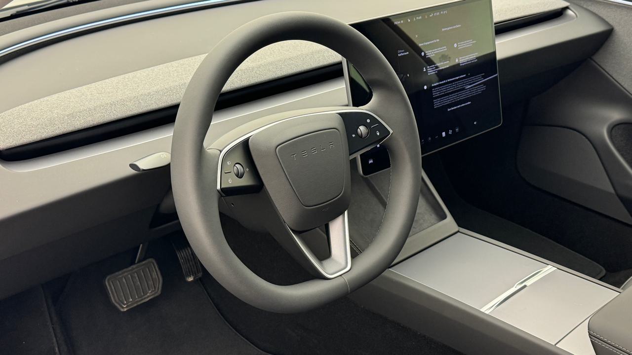 Tesla<br>Model 3 RWD