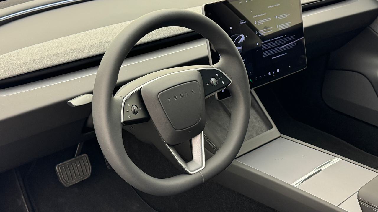 Tesla<br>Model 3 Long Range RWD