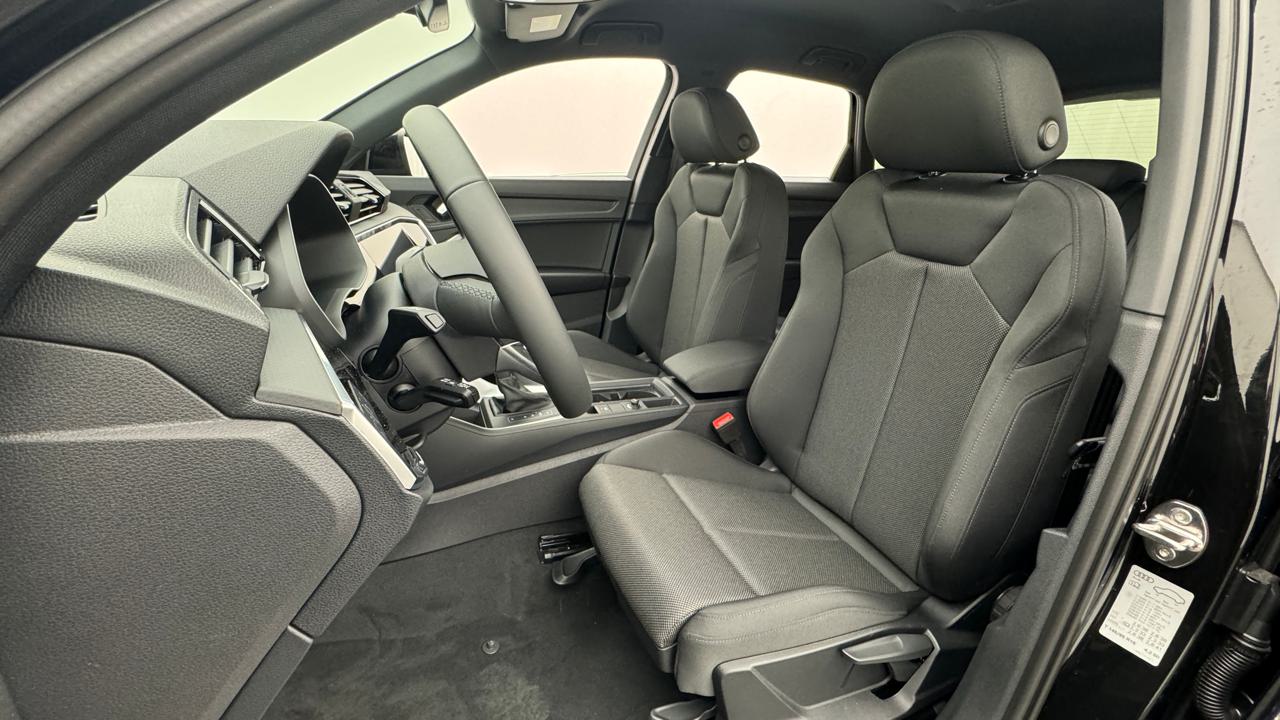 Audi<br>Q3 35 TFSI S line S-tronic