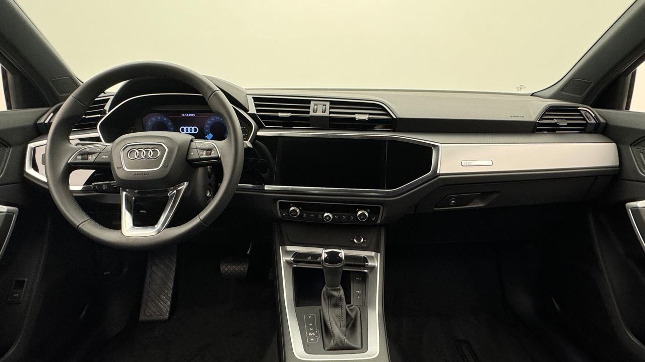 Audi<br>Q3 35 TFSI S line S-tronic