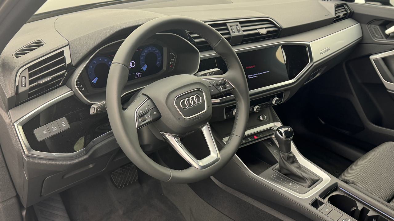 Audi<br>Q3 35 TFSI S line S-tronic