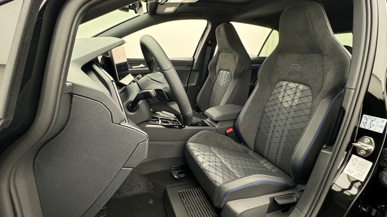 VW<br>Golf VIII 1.5 e TSI mHEV R-Line DSG