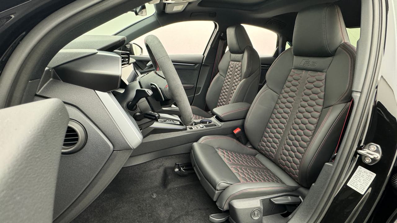 Audi<br>RS3 Limousine 2.5 TSI quattro S-tronic