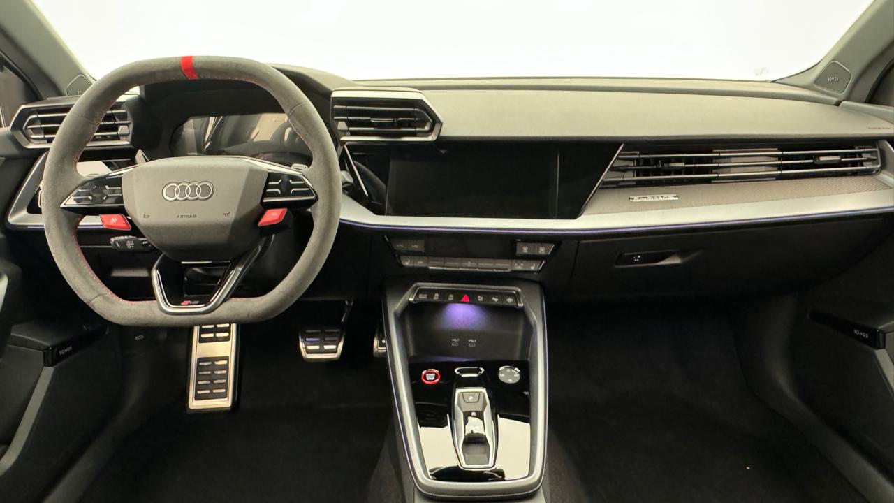 Audi<br>RS3 Limousine 2.5 TSI quattro S-tronic