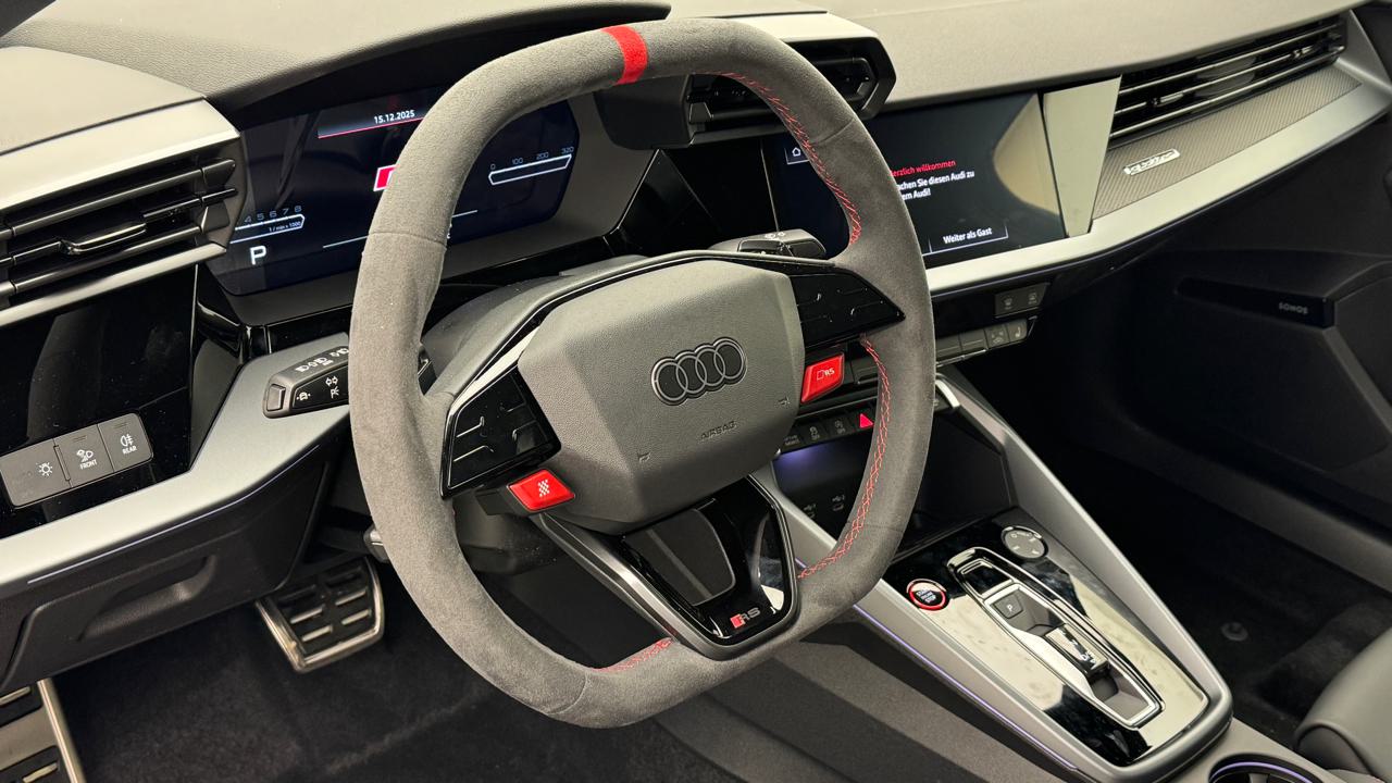 Audi<br>RS3 Limousine 2.5 TSI quattro S-tronic