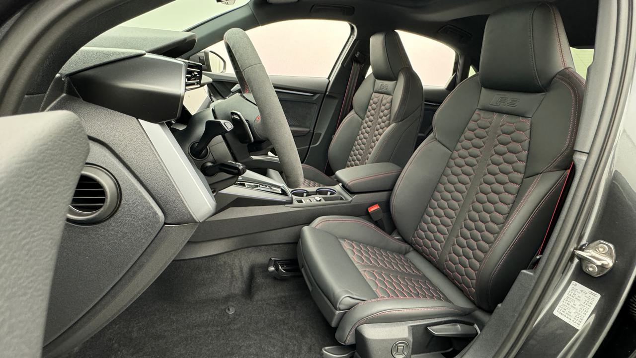 Audi<br>RS3 Limousine 2.5 TSI quattro S-tronic