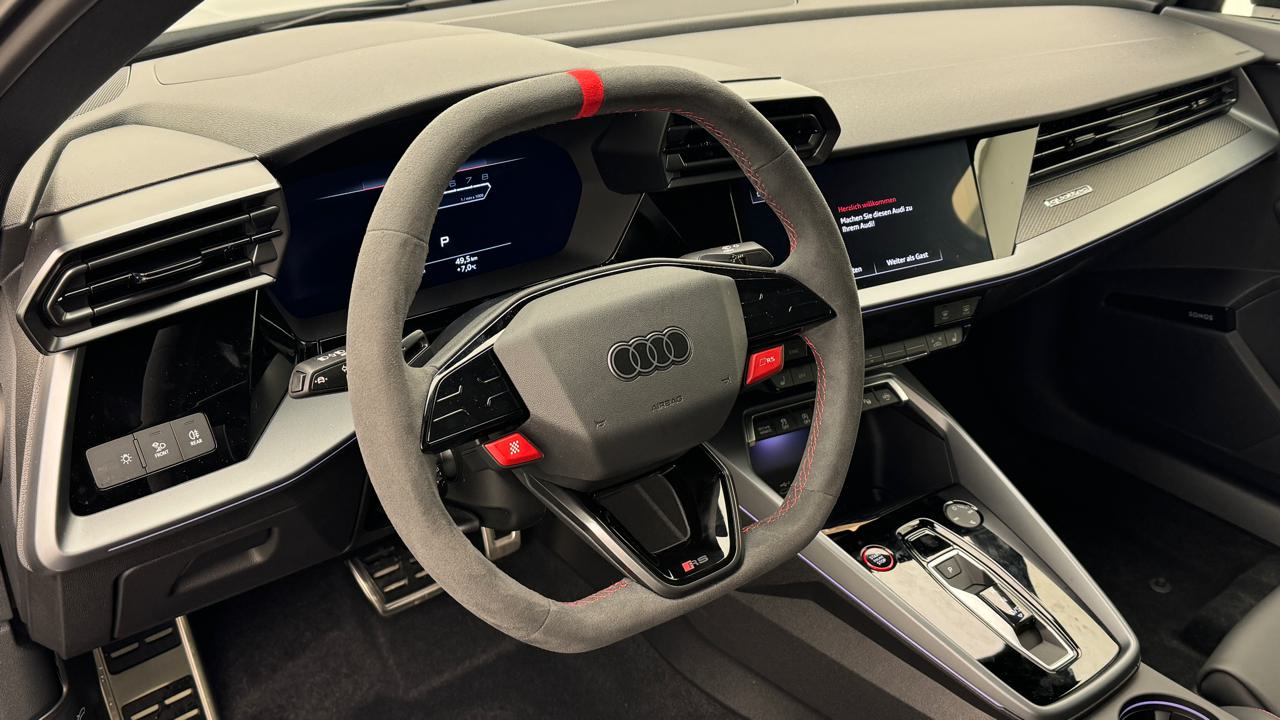 Audi<br>RS3 Limousine 2.5 TSI quattro S-tronic