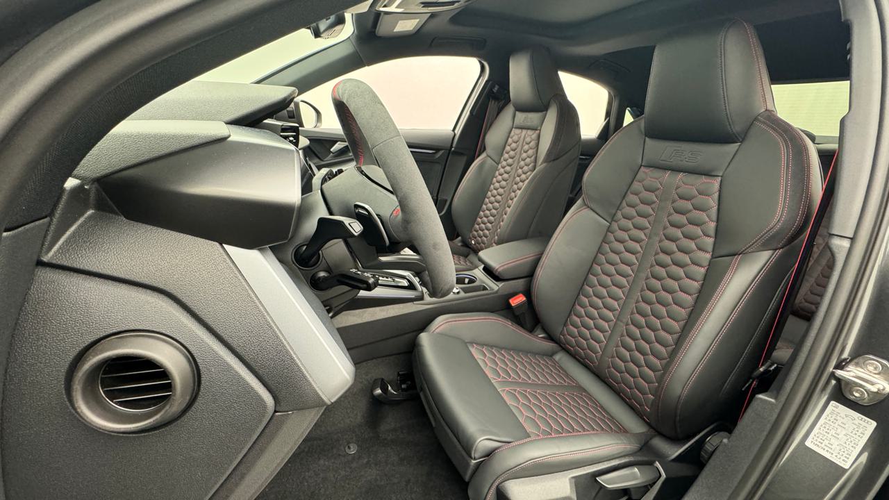 Audi<br>RS3 Limousine 2.5 TSI quattro S-tronic