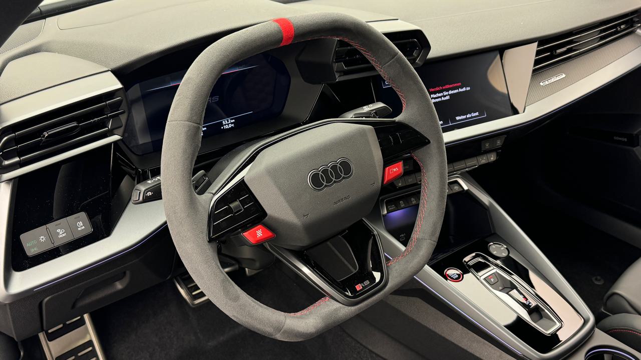 Audi<br>RS3 Limousine 2.5 TSI quattro S-tronic