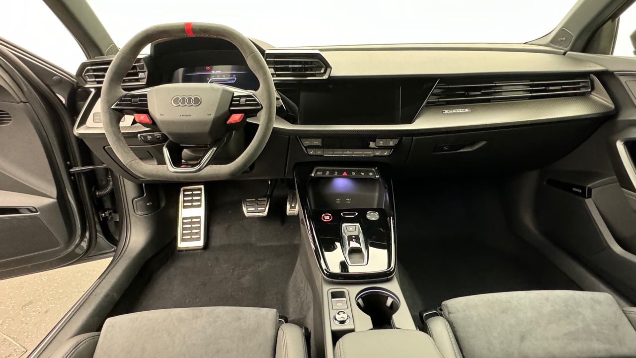 Audi<br>RS3 Limousine 2.5 TSI quattro S-tronic