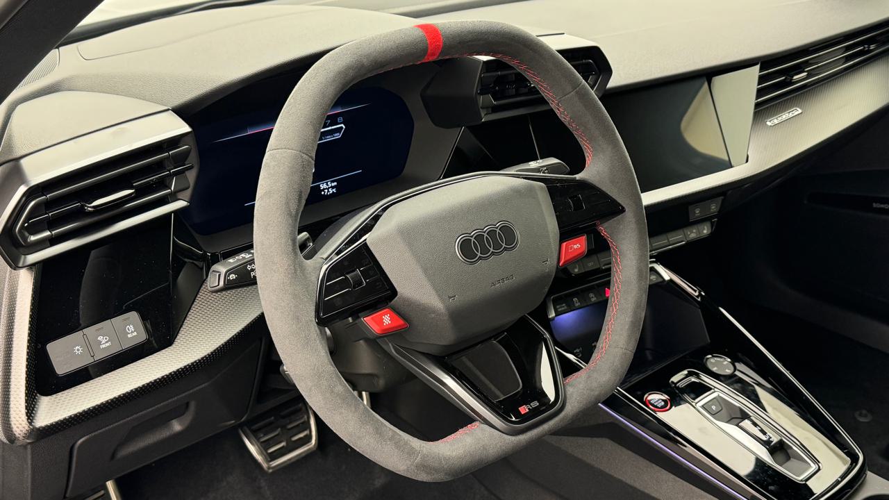 Audi<br>RS3 Limousine 2.5 TSI quattro S-tronic