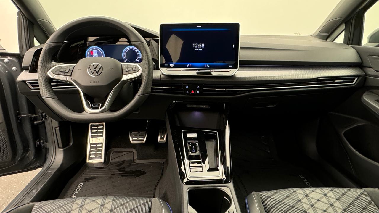 VW<br>Golf VIII 1.5 e TSI mHEV R-Line DSG