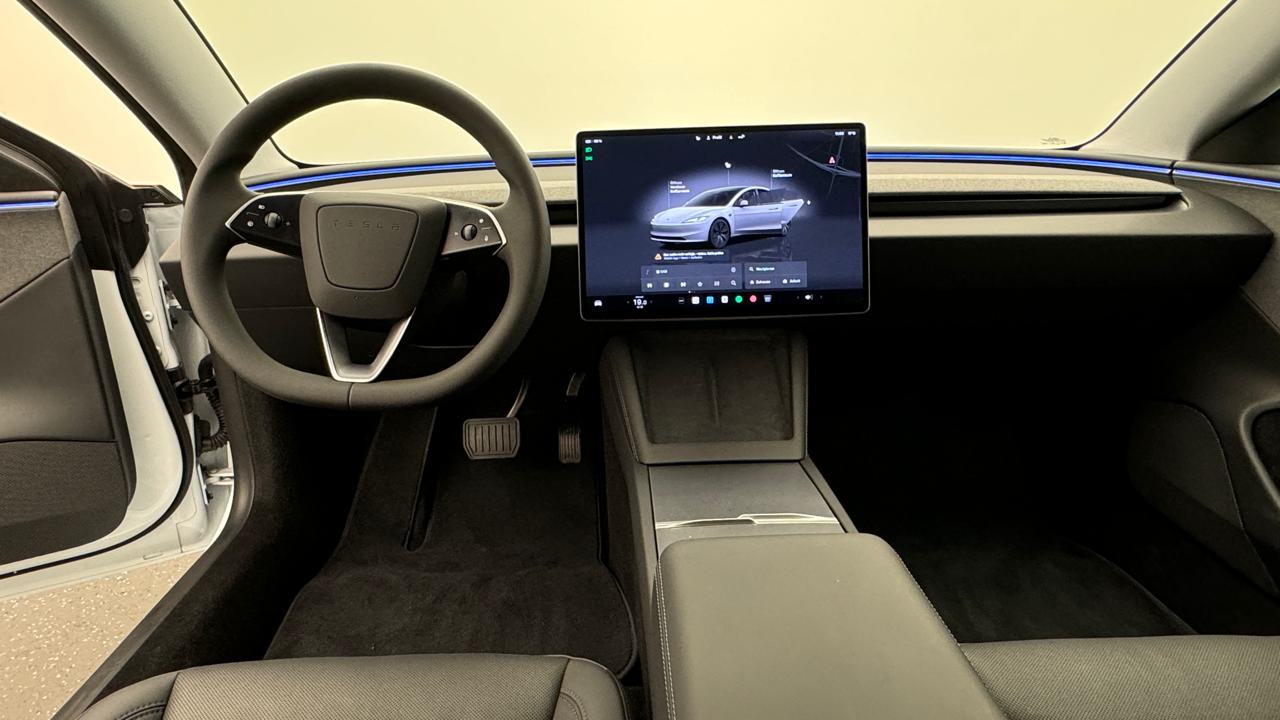 Tesla<br>Model 3 Long Range RWD