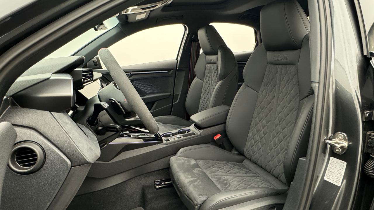 Audi<br>RS3 Limousine 2.5 TSI quattro S-tronic