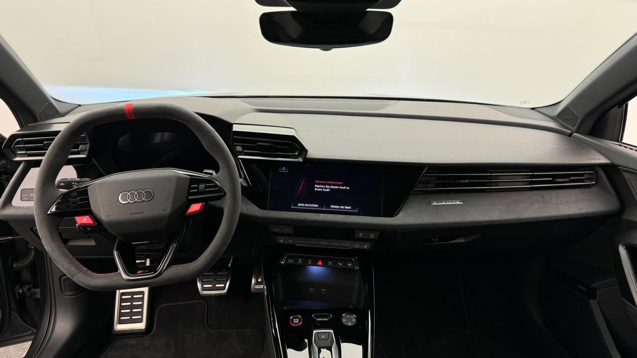 Audi<br>RS3 Limousine 2.5 TSI quattro S-tronic