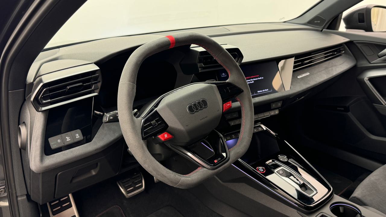 Audi<br>RS3 Limousine 2.5 TSI quattro S-tronic