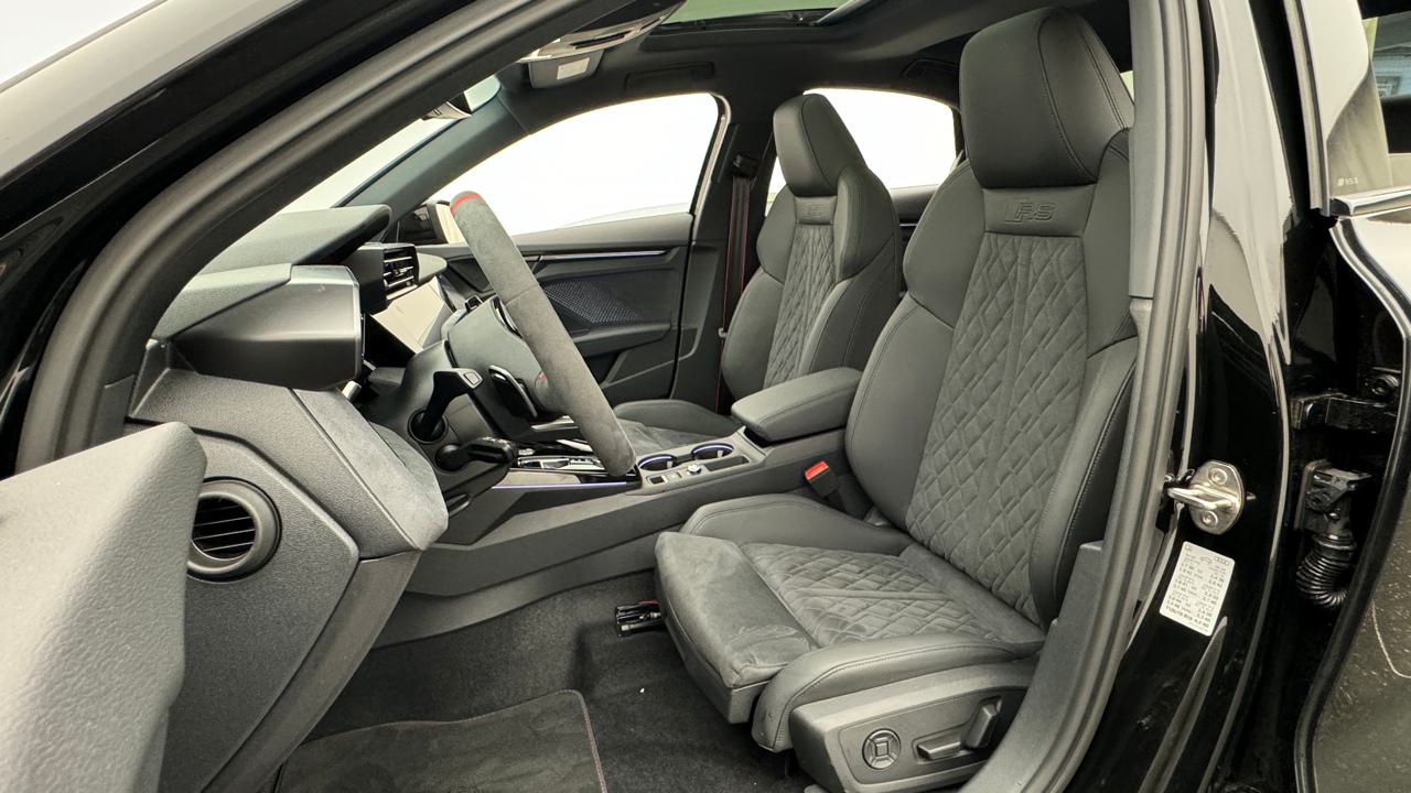 Audi<br>RS3 Limousine 2.5 TSI quattro S-tronic