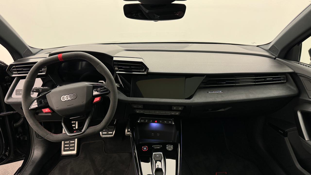Audi<br>RS3 Limousine 2.5 TSI quattro S-tronic
