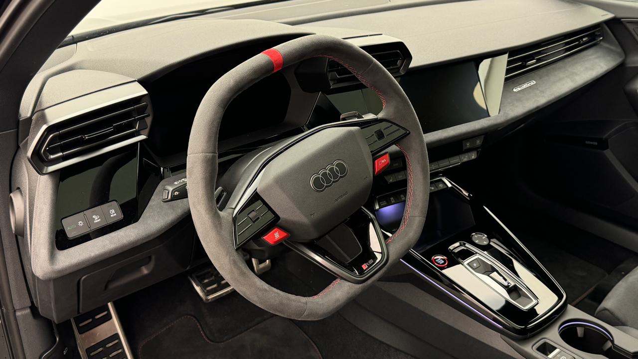 Audi<br>RS3 Limousine 2.5 TSI quattro S-tronic
