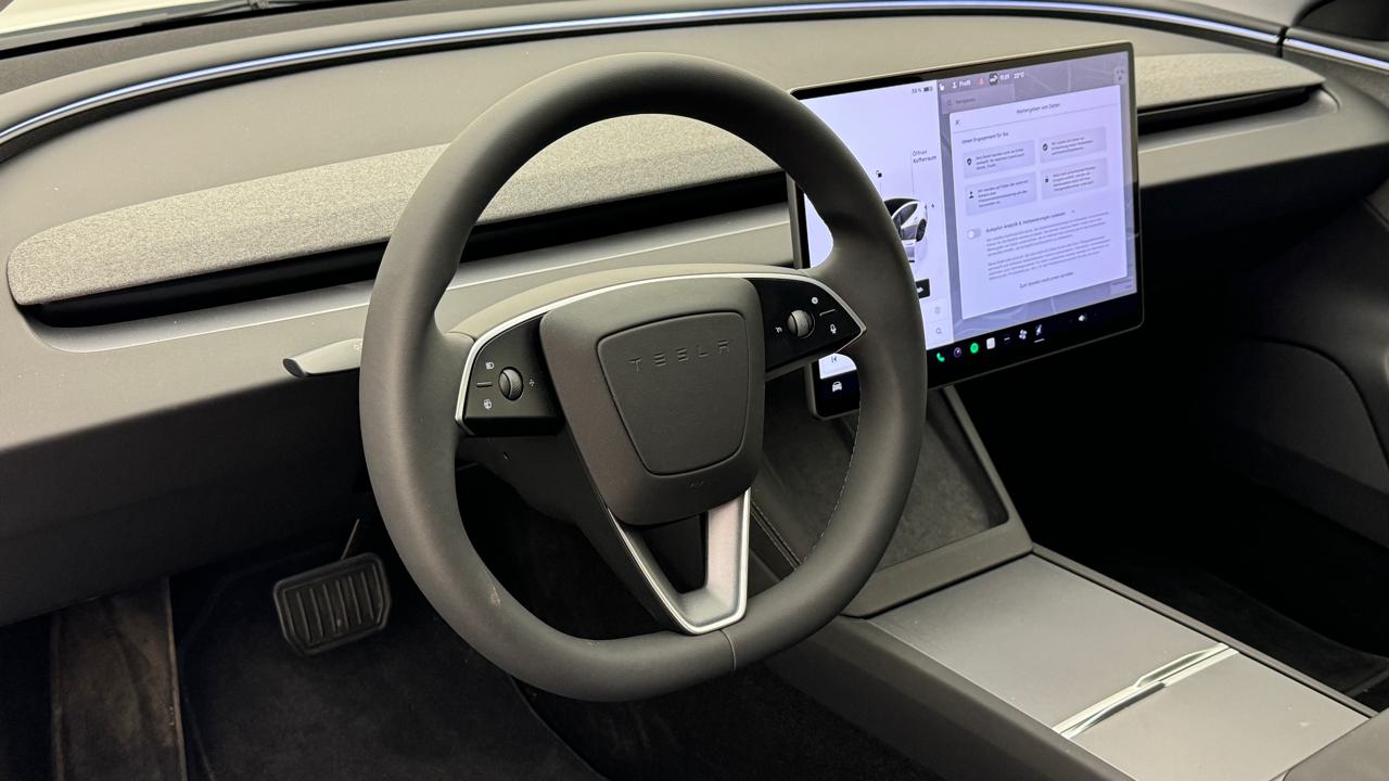 Tesla<br>Model 3 Long Range RWD