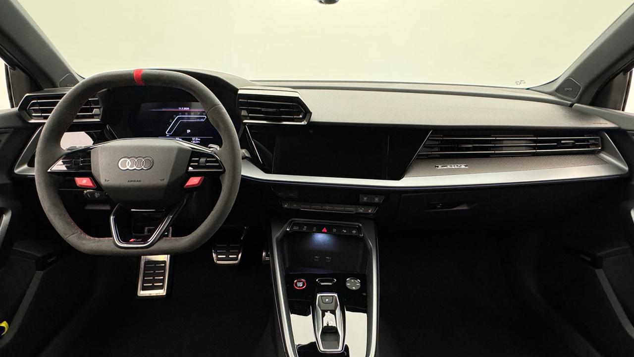 Audi<br>RS3 Limousine 2.5 TSI quattro S-tronic