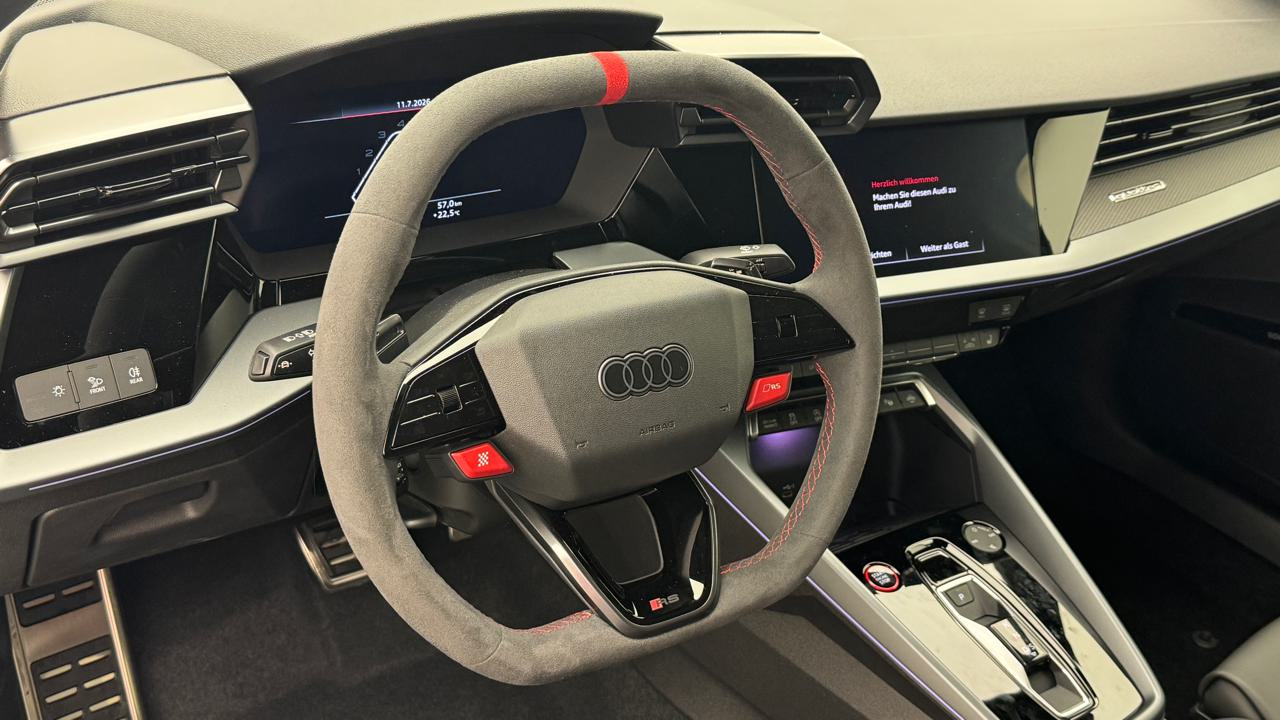 Audi<br>RS3 Limousine 2.5 TSI quattro S-tronic