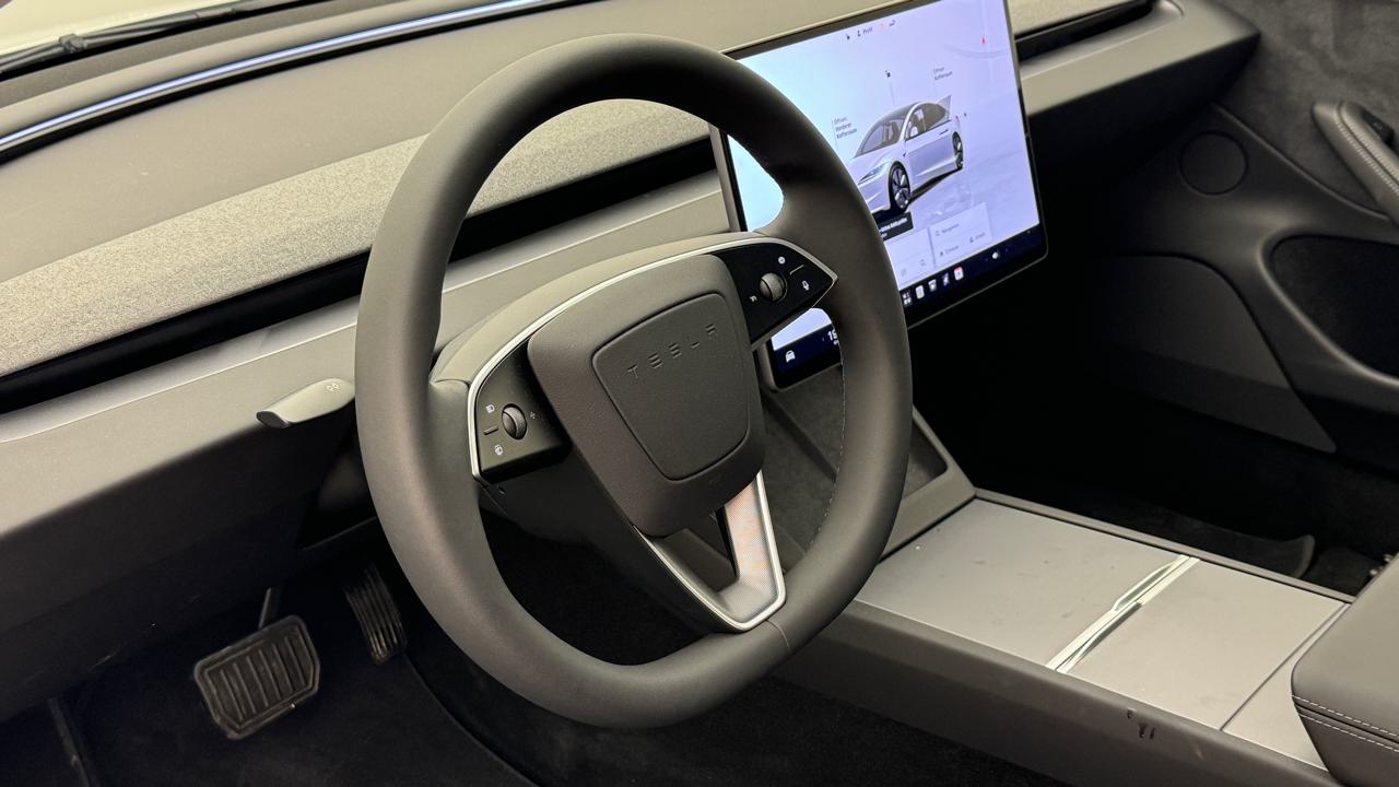 Tesla<br>Model 3 Long Range RWD