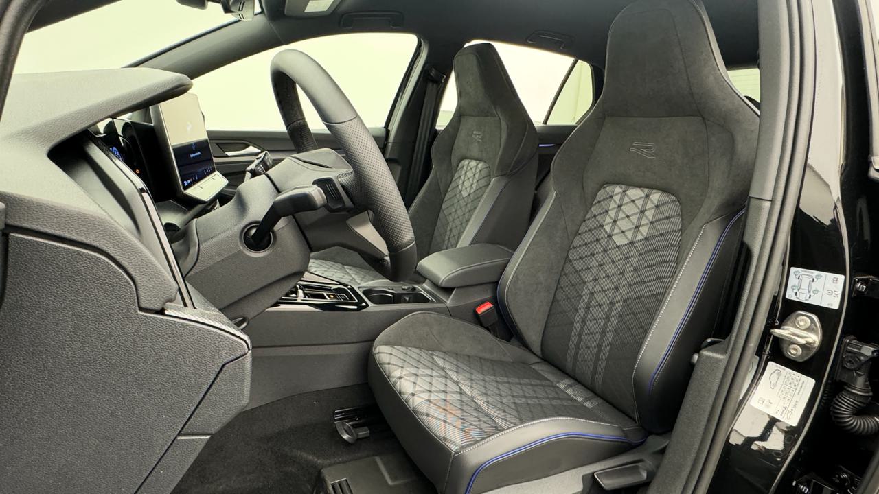VW<br>Golf VIII 1.5 e TSI mHEV R-Line DSG