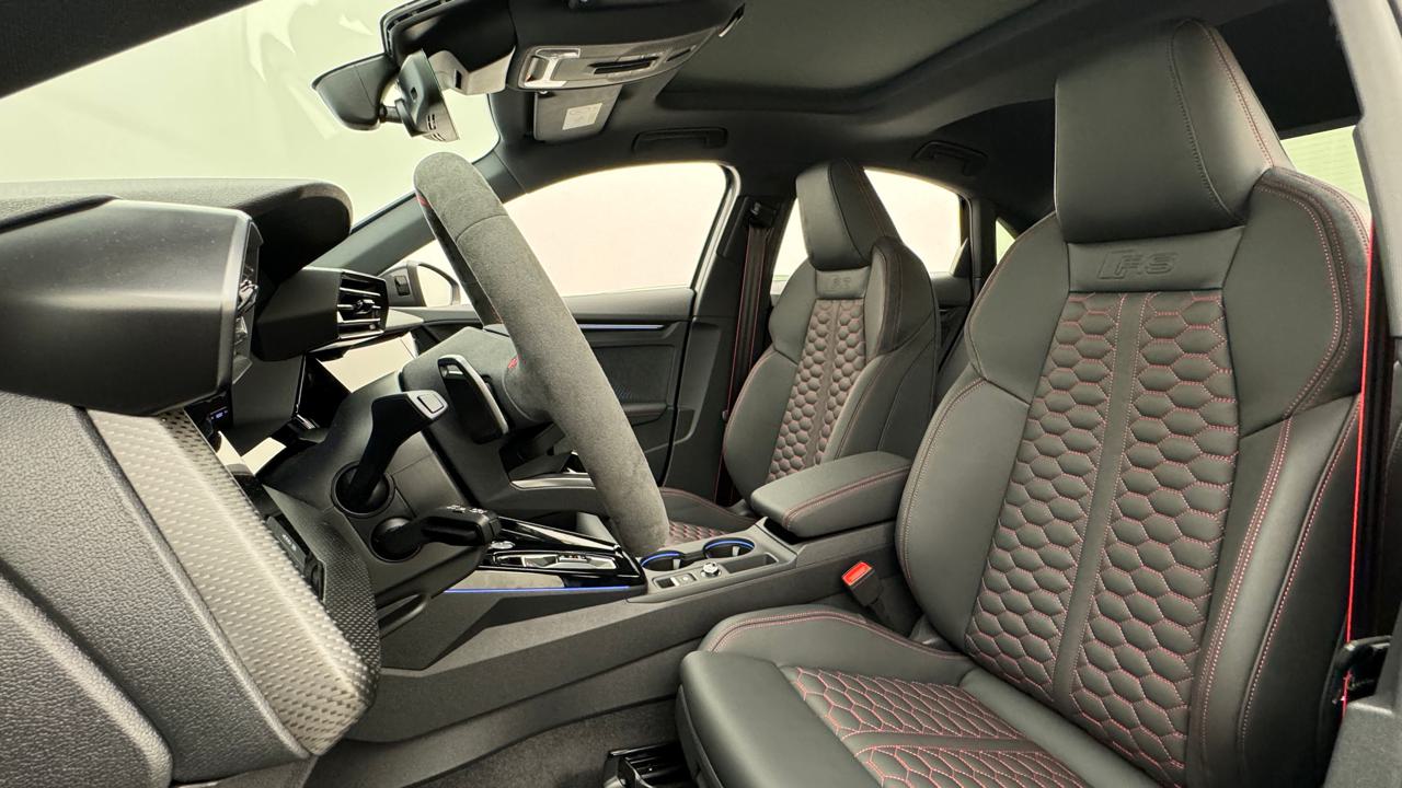 Audi<br>RS3 Limousine 2.5 TSI quattro S-tronic
