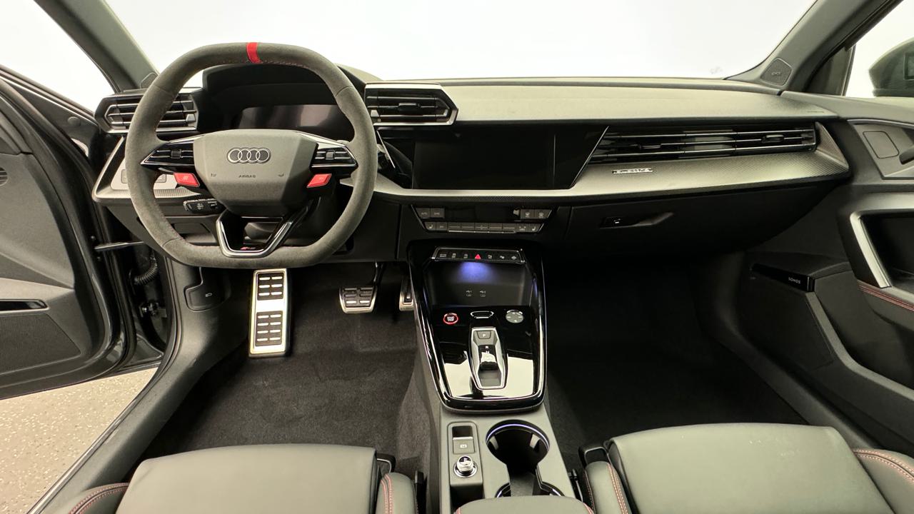 Audi<br>RS3 Limousine 2.5 TSI quattro S-tronic