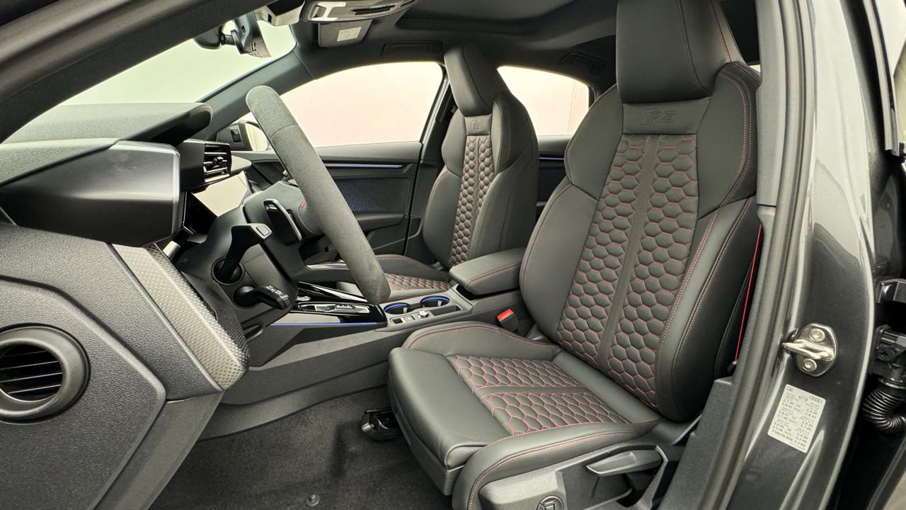 Audi<br>RS3 Limousine 2.5 TSI quattro S-tronic