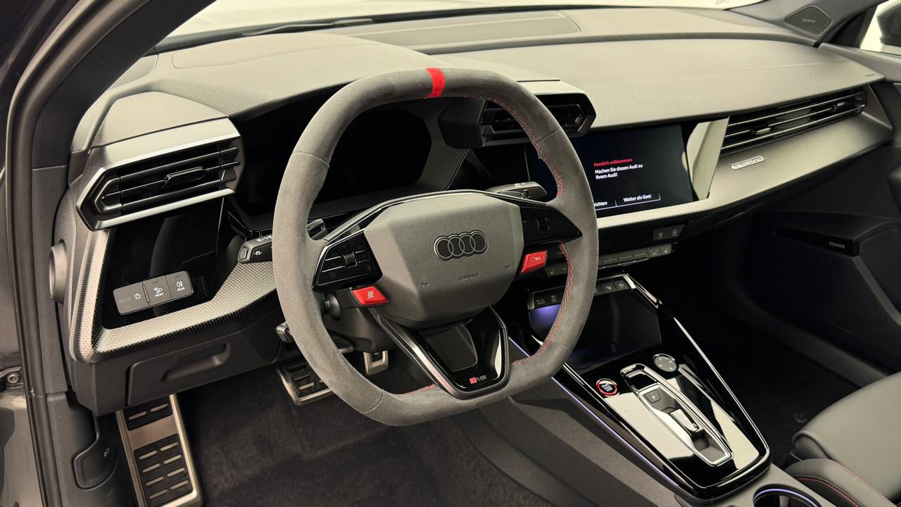 Audi<br>RS3 Limousine 2.5 TSI quattro S-tronic