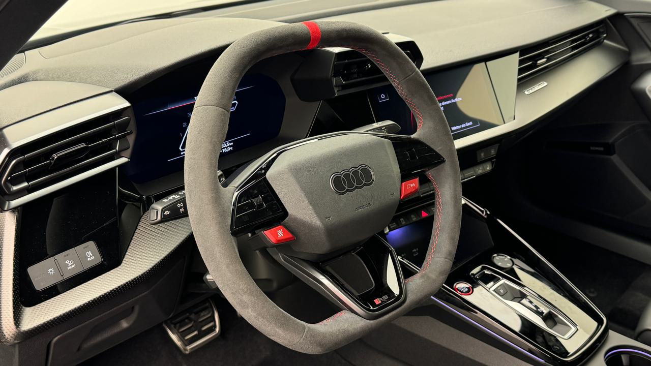 Audi<br>RS3 Limousine 2.5 TSI quattro S-tronic