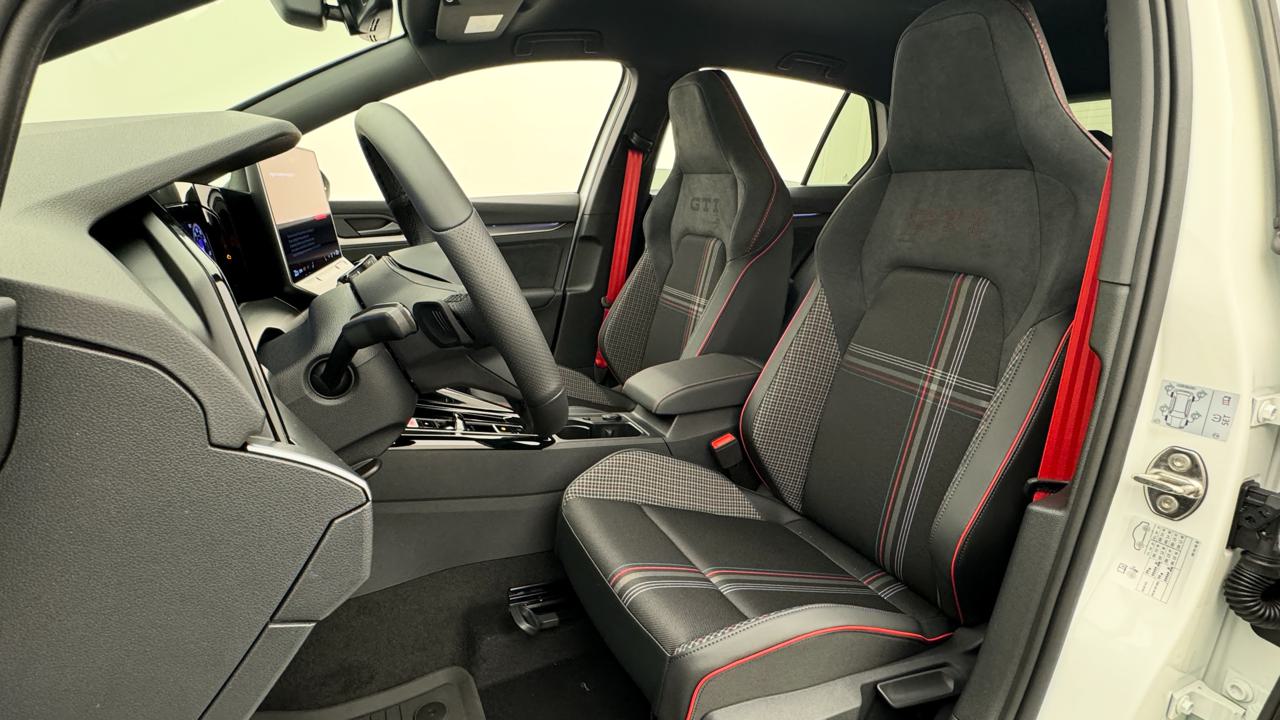 VW<br>Golf 2.0 TSI GTI Edition 50 DSG