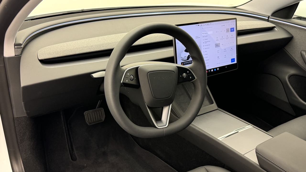Tesla<br>Model 3 Long Range RWD