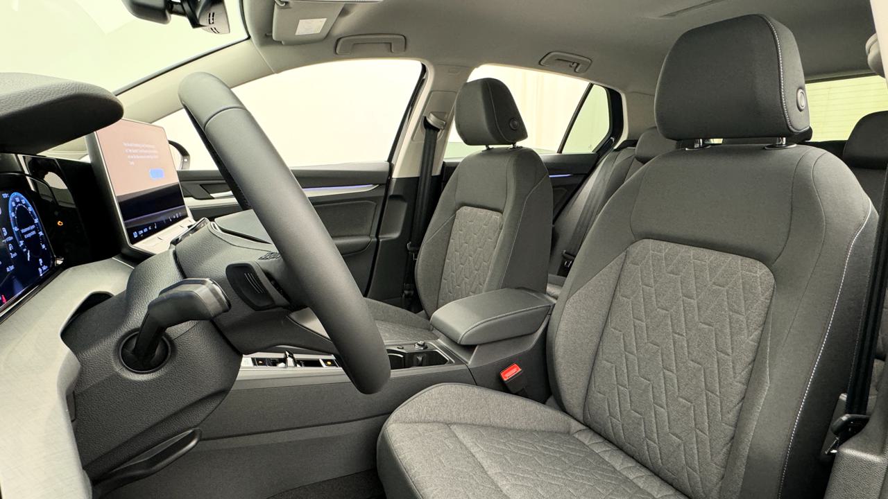 VW<br>Golf VIII 1.5 e TSI mHEV Limited DSG