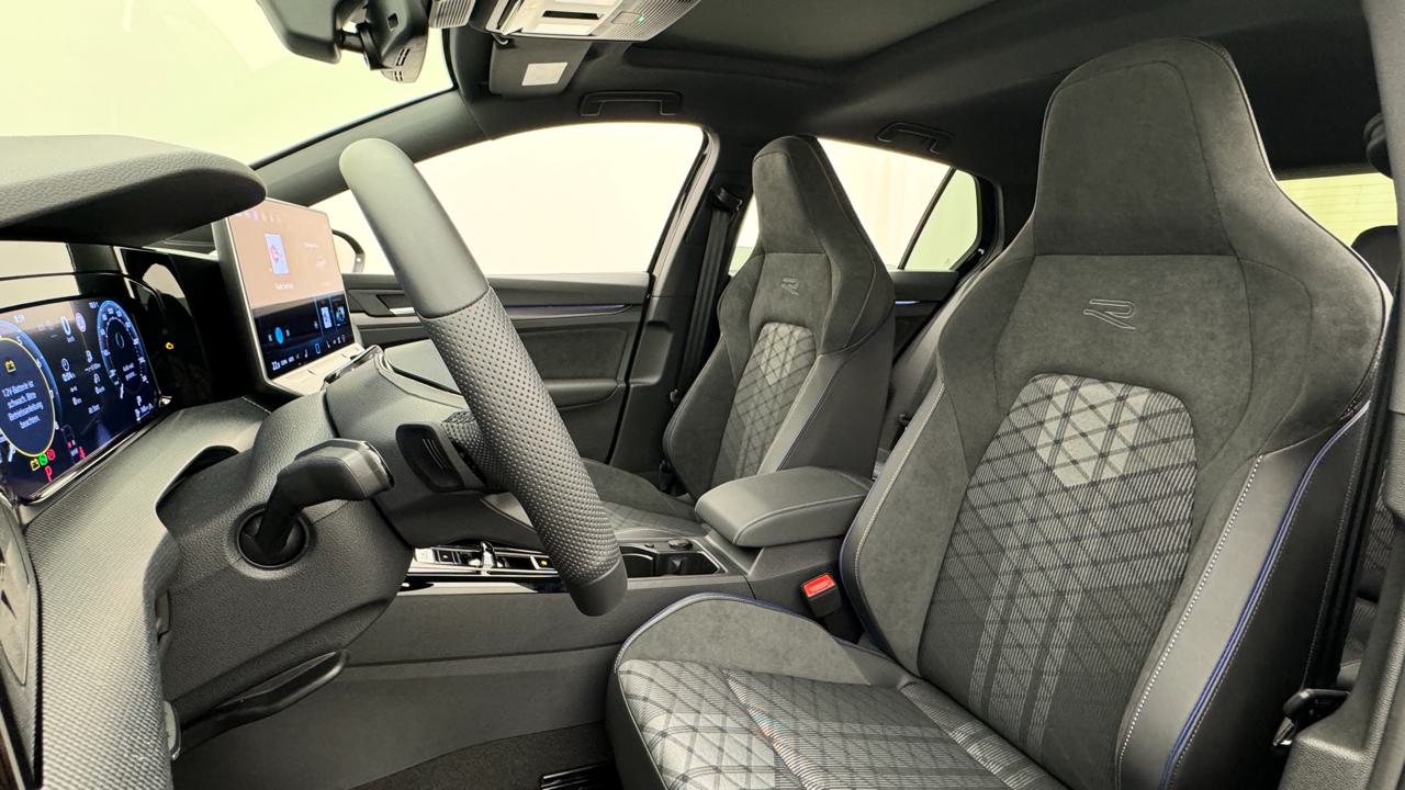 VW<br>Golf VIII 1.5 e TSI mHEV R-Line DSG
